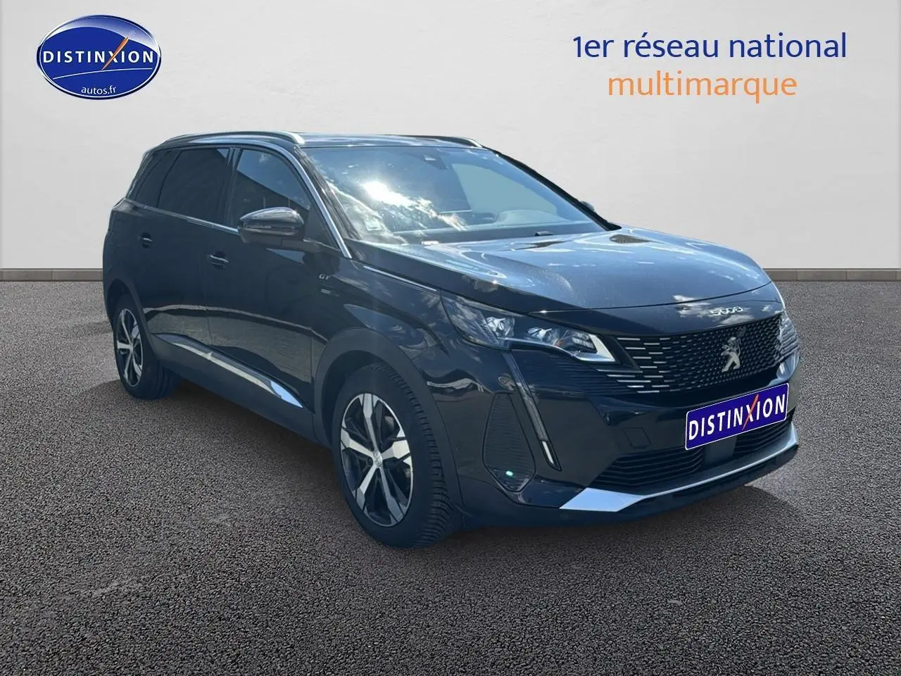 Peugeot 5008 noir métal vue 3/4 avant droit avec jantes alu et barres de toit visibles