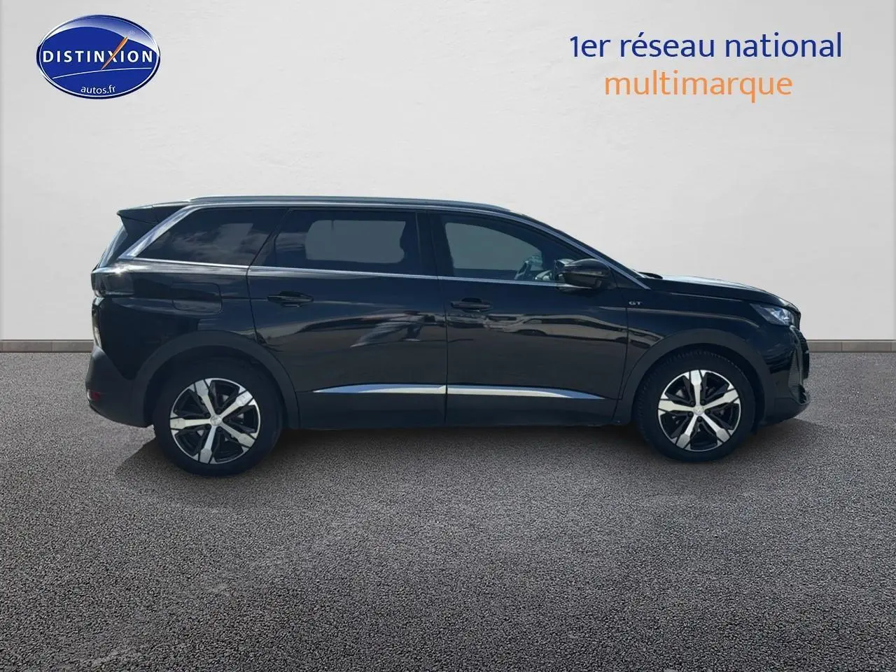 Profil côté gauche du Peugeot 5008 noir métal 2022 avec jantes alliage et barres de toit visibles.