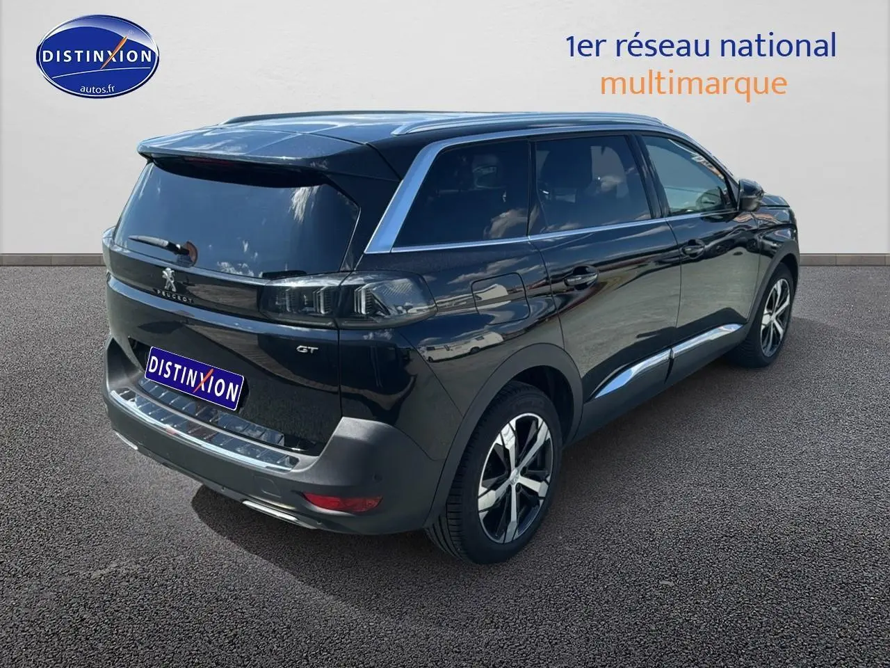 Vue 3/4 arrière droite d'un Peugeot 5008 GT noir métal avec jantes alu et vitres arrière surteintées.