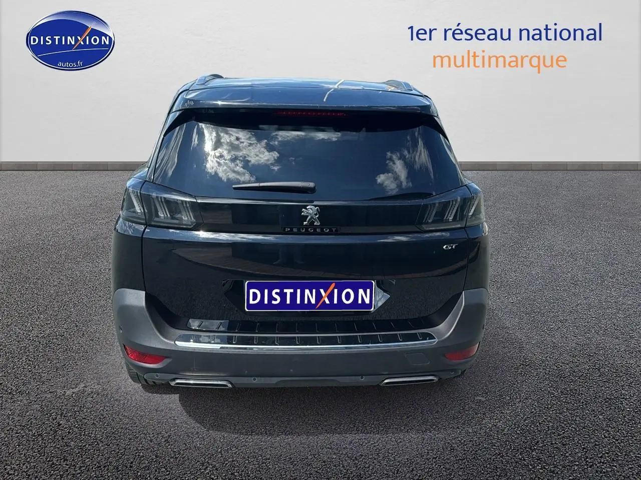 Vue arrière d'un Peugeot 5008 GT noir métal avec feux LED et double sortie d'échappement intégrée.