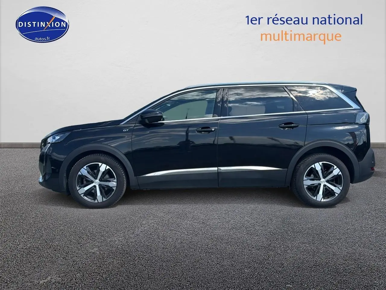 Profil latéral droit d'un Peugeot 5008 noir métal GT 2022 avec jantes alliage et vitres surteintées.