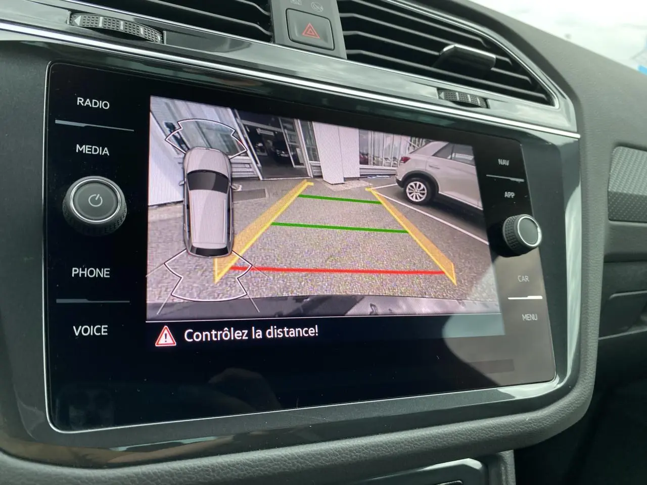 Écran tactile du tableau de bord du Volkswagen Tiguan 2023 montrant la caméra de recul avec guidage de stationnement.