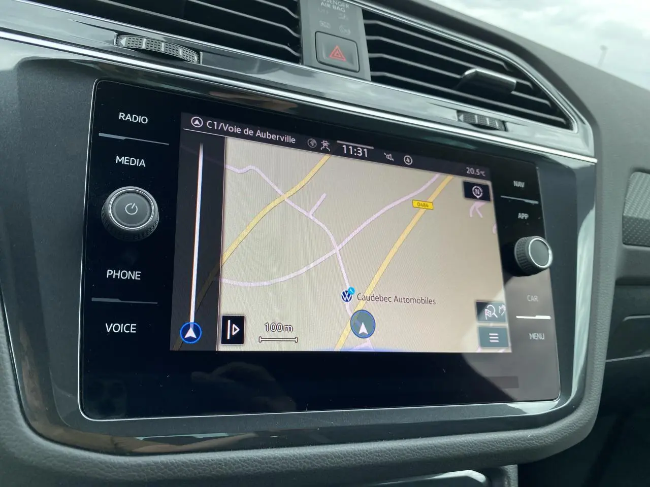 Écran tactile 8 pouces du système de navigation Discover Media dans l'habitacle noir du Volkswagen Tiguan 2023.