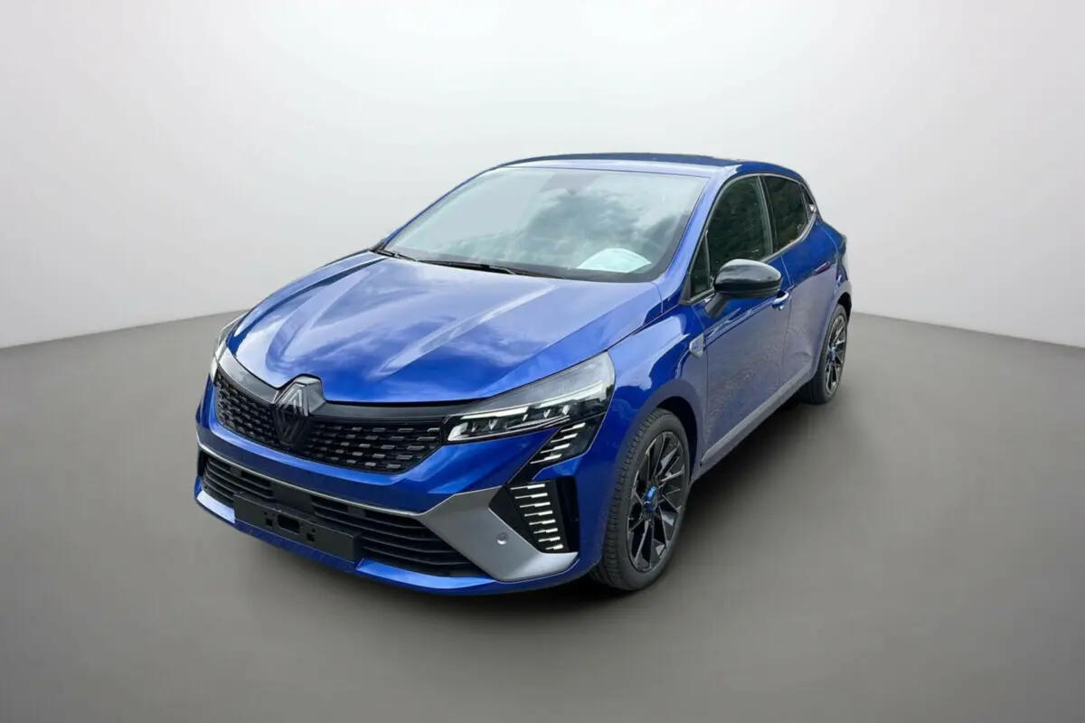 Renault Clio V TCE 90 Esprit Alpine 2025 en bleu iron, vue 3/4 avant avec calandre noire et jantes sport noires.