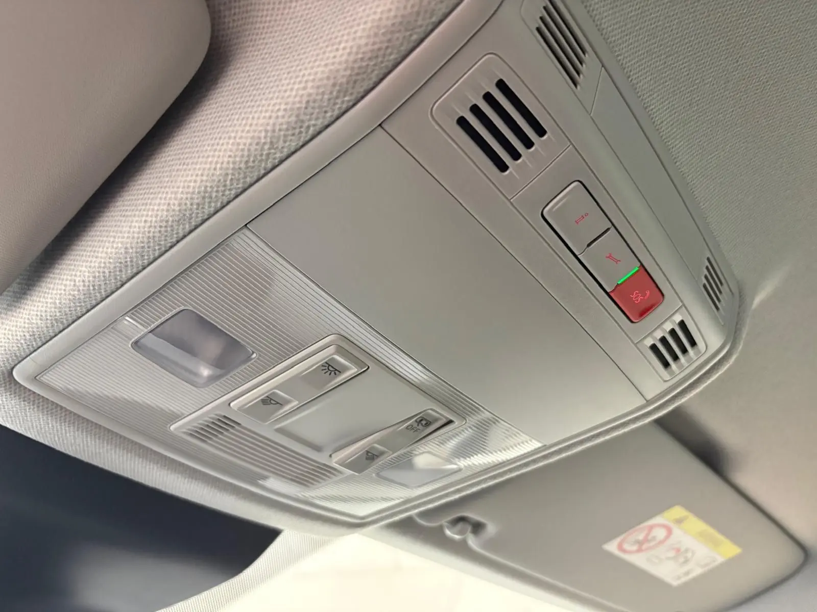 Plafonnier intérieur gris clair avec commandes d'éclairage et ventilation du SEAT Arona 2024.