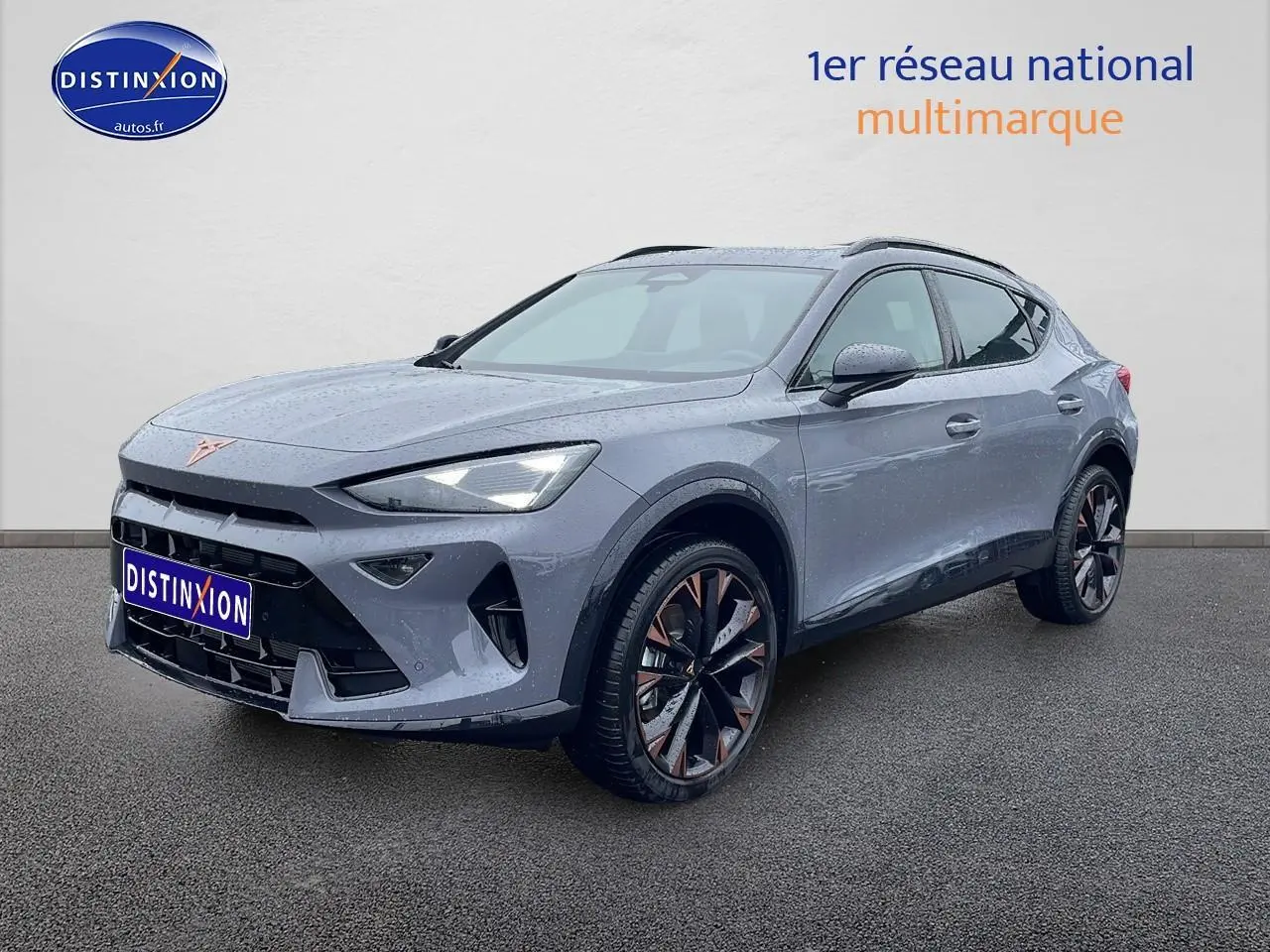 SUV CUPRA Formentor gris graphene vu en 3/4 avant droit avec jantes noires et détails cuivrés visibles.