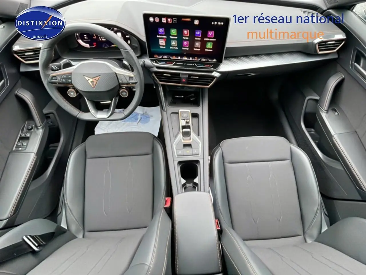 Intérieur avant du CUPRA Formentor 2.0 TDI 150 DSG7, vue de dessus sur sièges noirs et tableau de bord tactile.