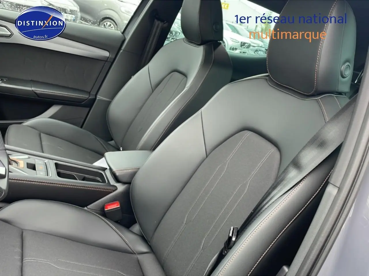 Vue intérieure côté droit des sièges avant en cuir noir avec surpiqûres contrastantes du CUPRA Formentor 2.0 TDI 150 DSG7.