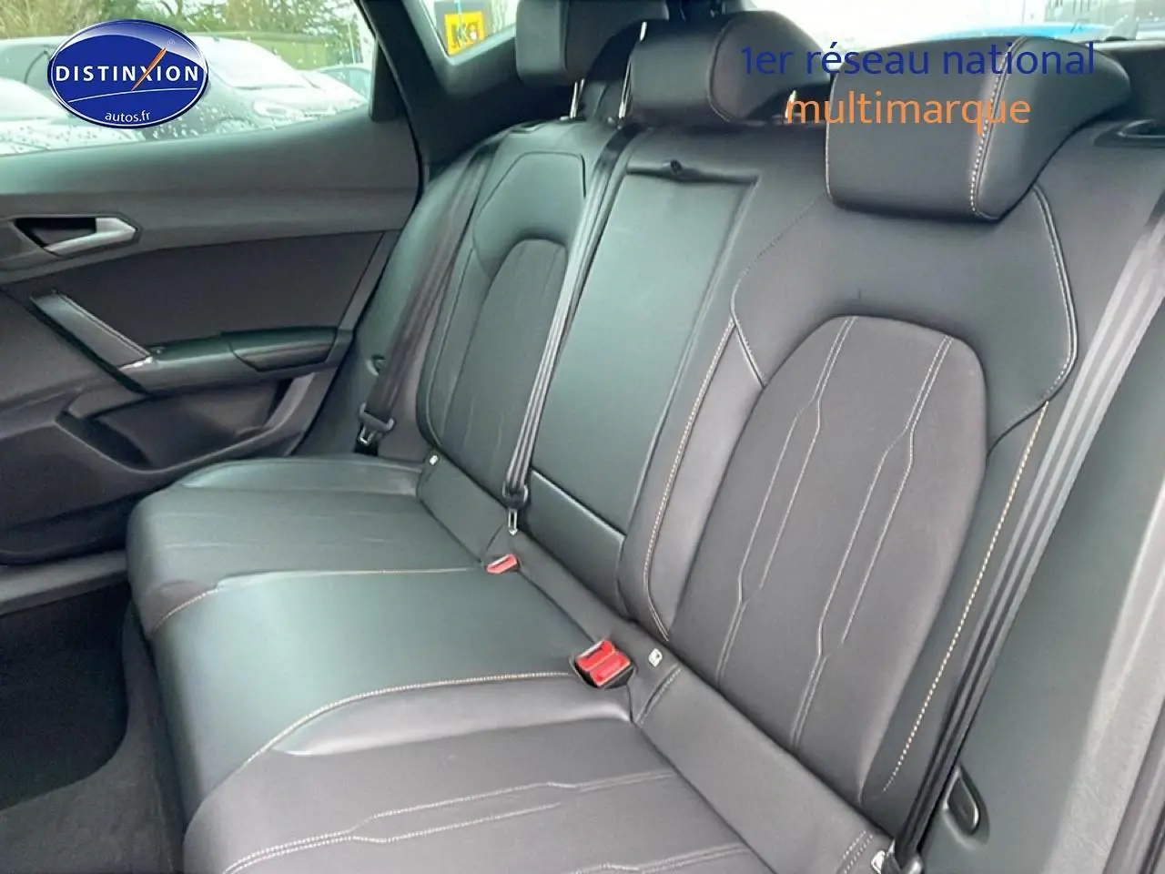 Vue intérieure côté droit montrant la banquette arrière en cuir noir avec surpiqûres contrastantes du CUPRA Formentor gris graphene.