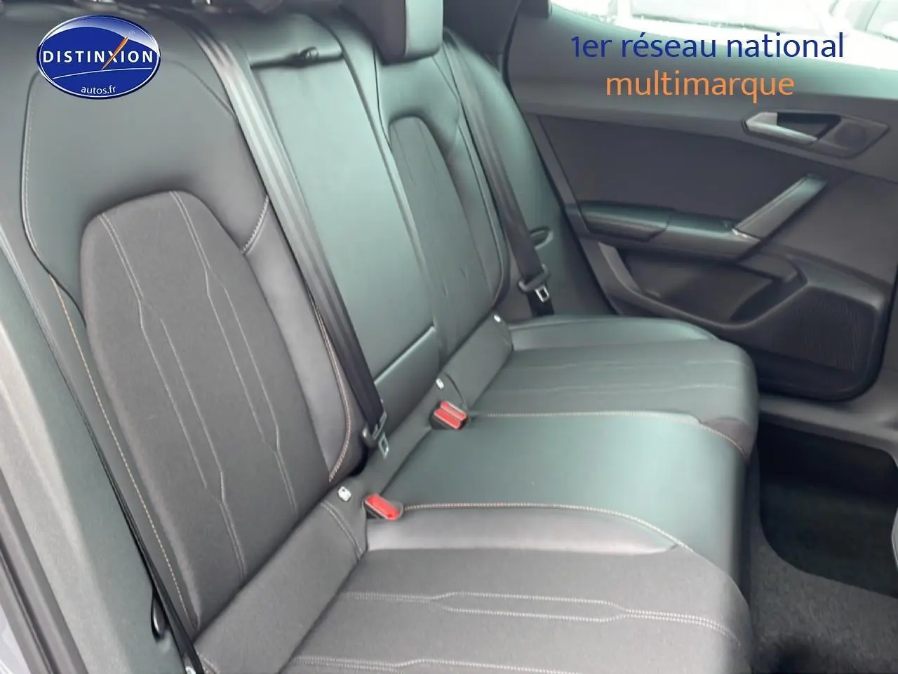 Vue intérieure côté droit des sièges arrière en cuir noir avec surpiqûres contrastantes du CUPRA Formentor 2026.