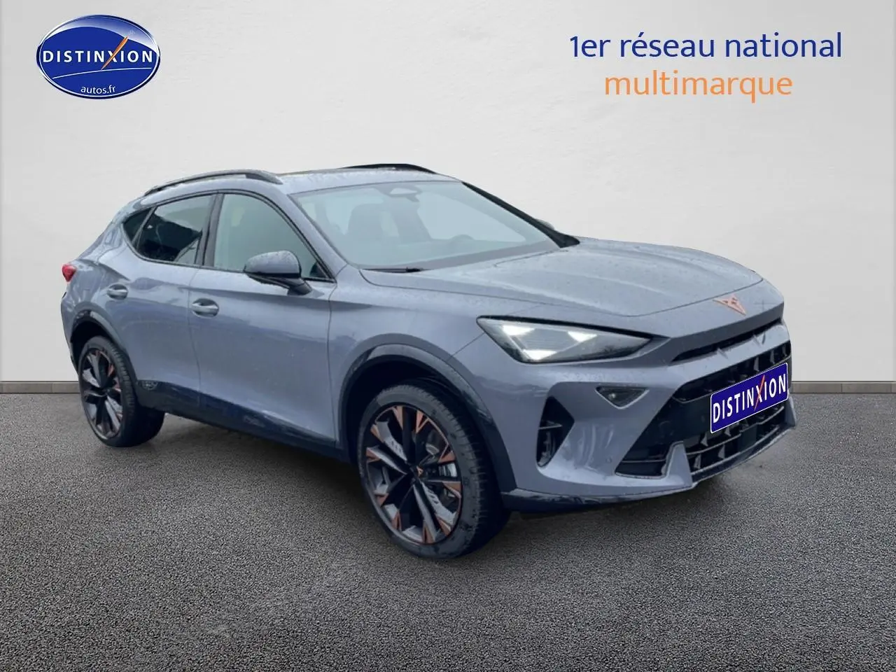 SUV CUPRA Formentor gris graphene en vue 3/4 avant droit avec jantes noires et cuivrées distinctives.