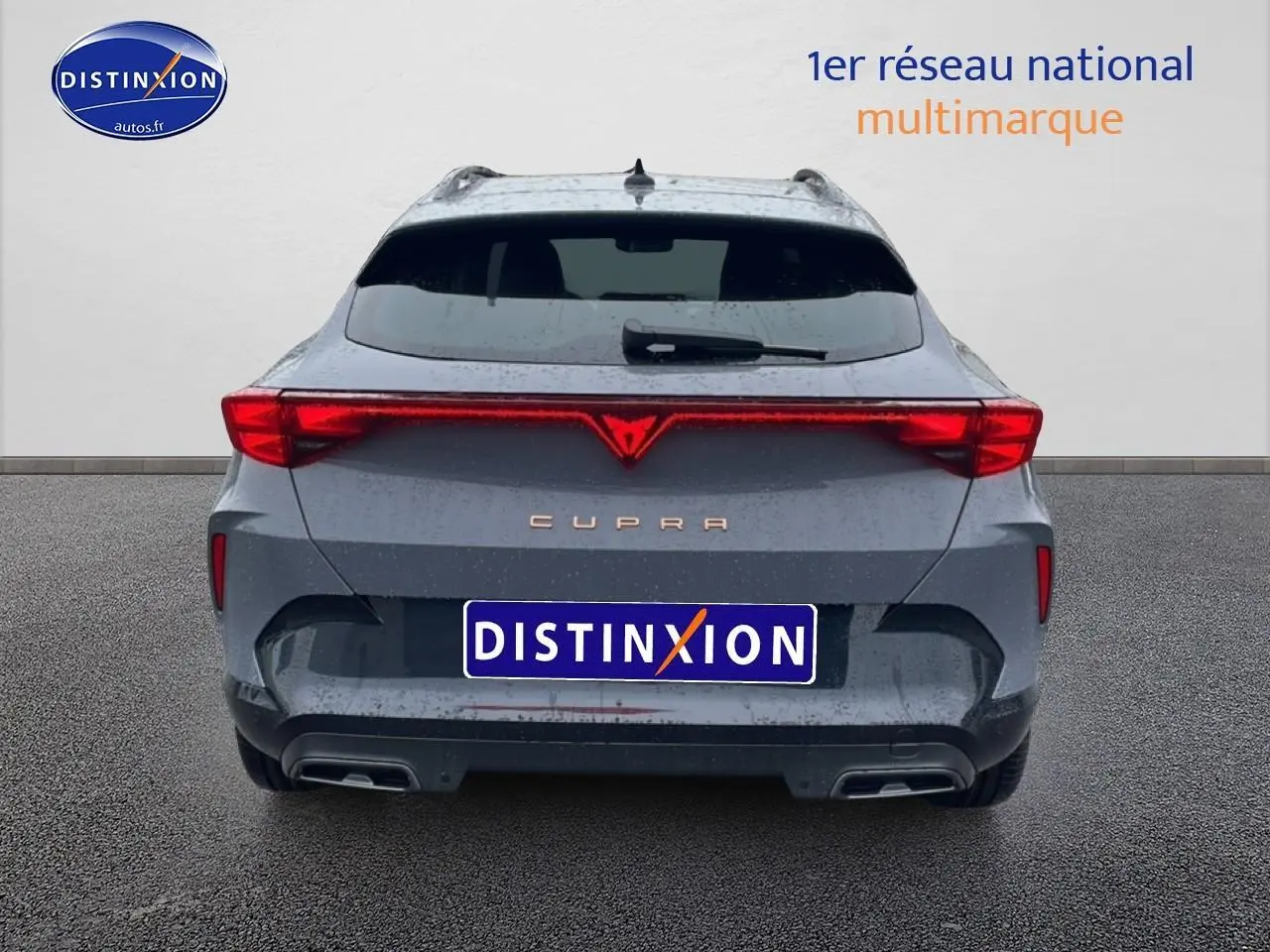 Vue arrière d'une CUPRA Formentor gris graphene avec feux LED et double sortie d'échappement intégrée.