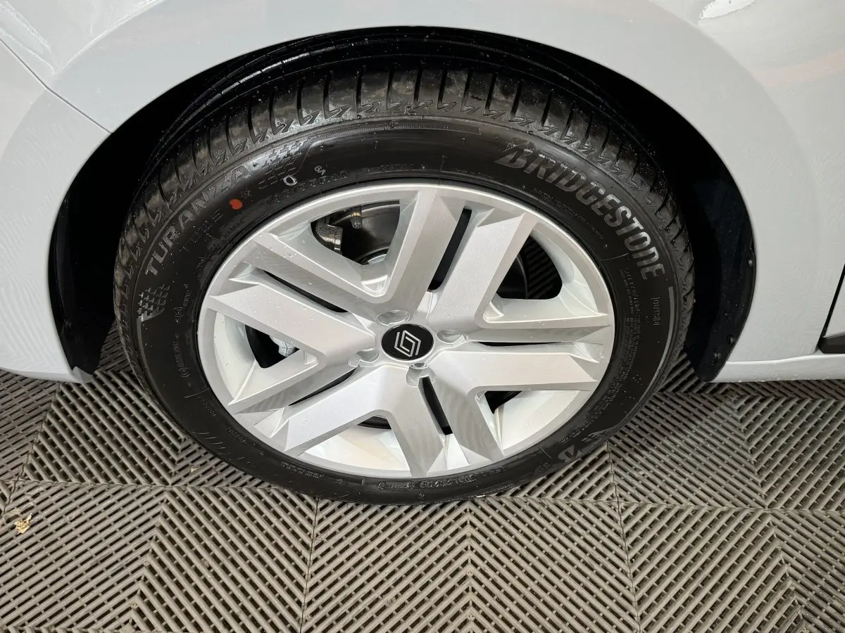 Gros plan sur la roue avant droite gris clair de la Renault Clio Evolution Blue dCi 100 avec jante alliage et pneu Bridgestone.