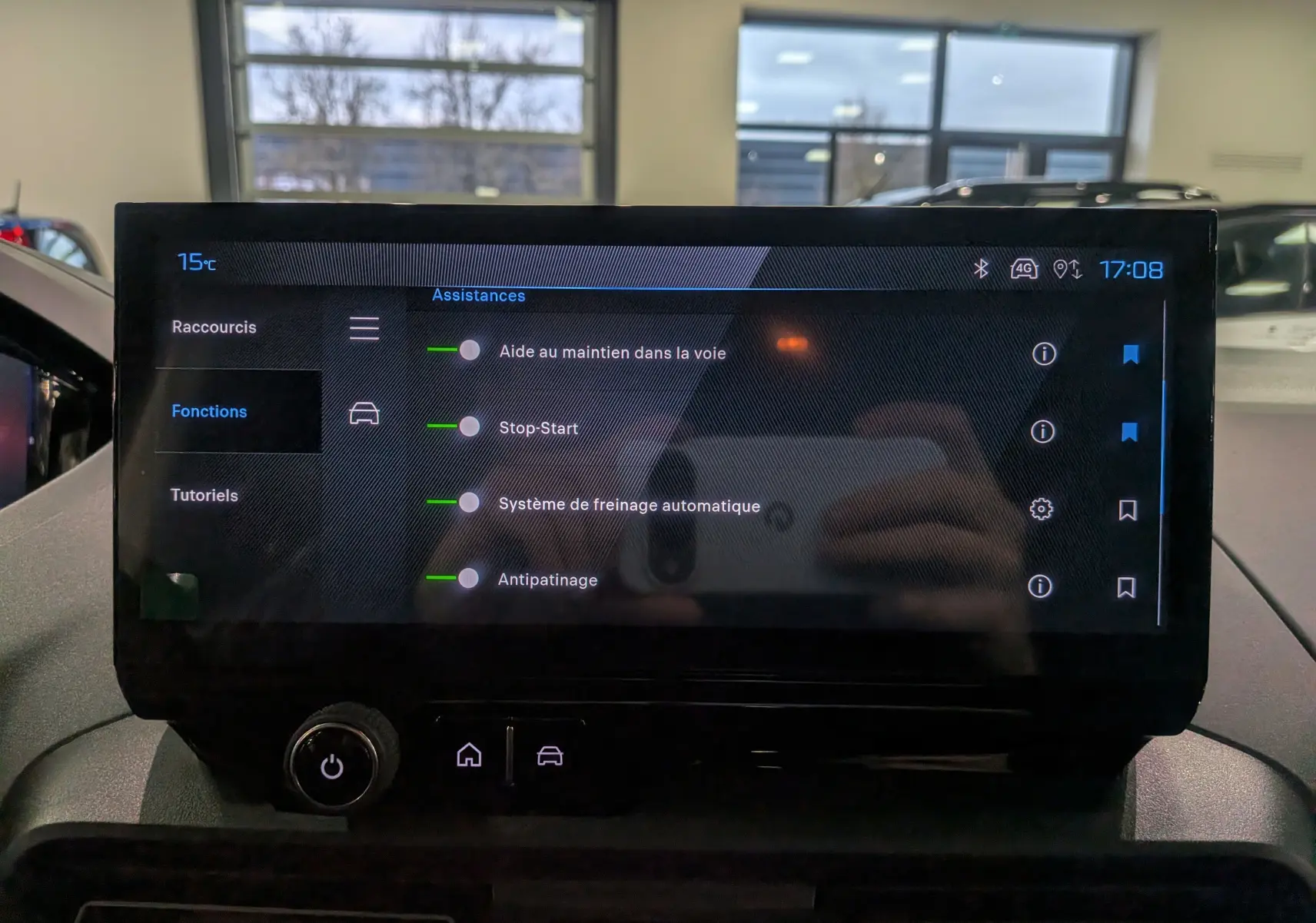 Écran tactile central du Peugeot Rifter 2025 affichant les assistances à la conduite, intérieur en ambiance claire.