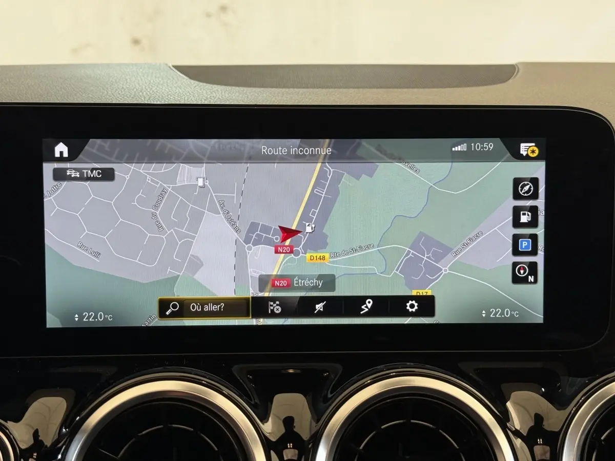 Écran tactile central du tableau de bord du Mercedes GLA 250 e AMG Line, affichant la navigation GPS.