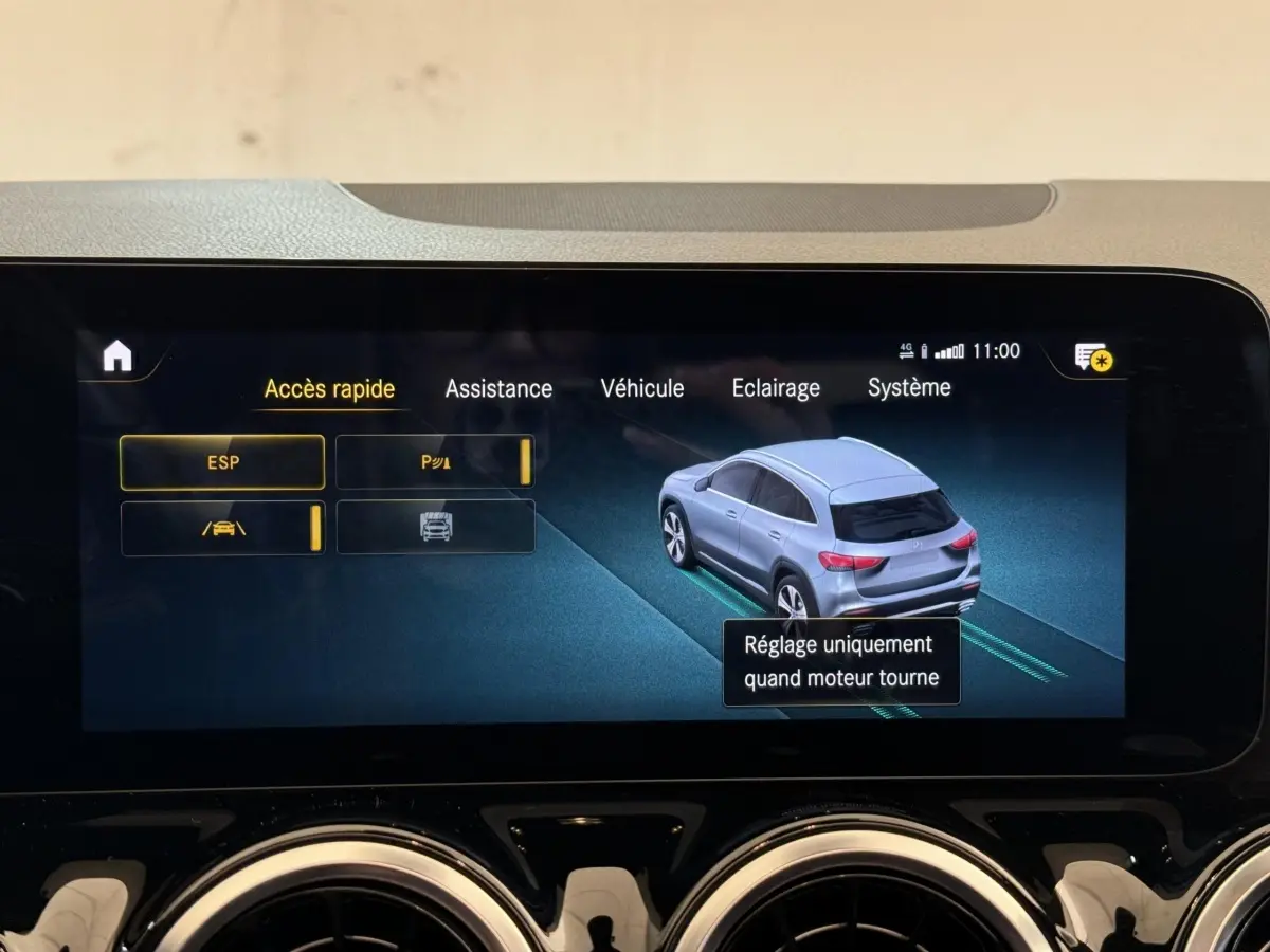 Écran tactile intérieur montrant une vue 3/4 arrière d’un Mercedes GLA 250 e AMG Line gris clair.
