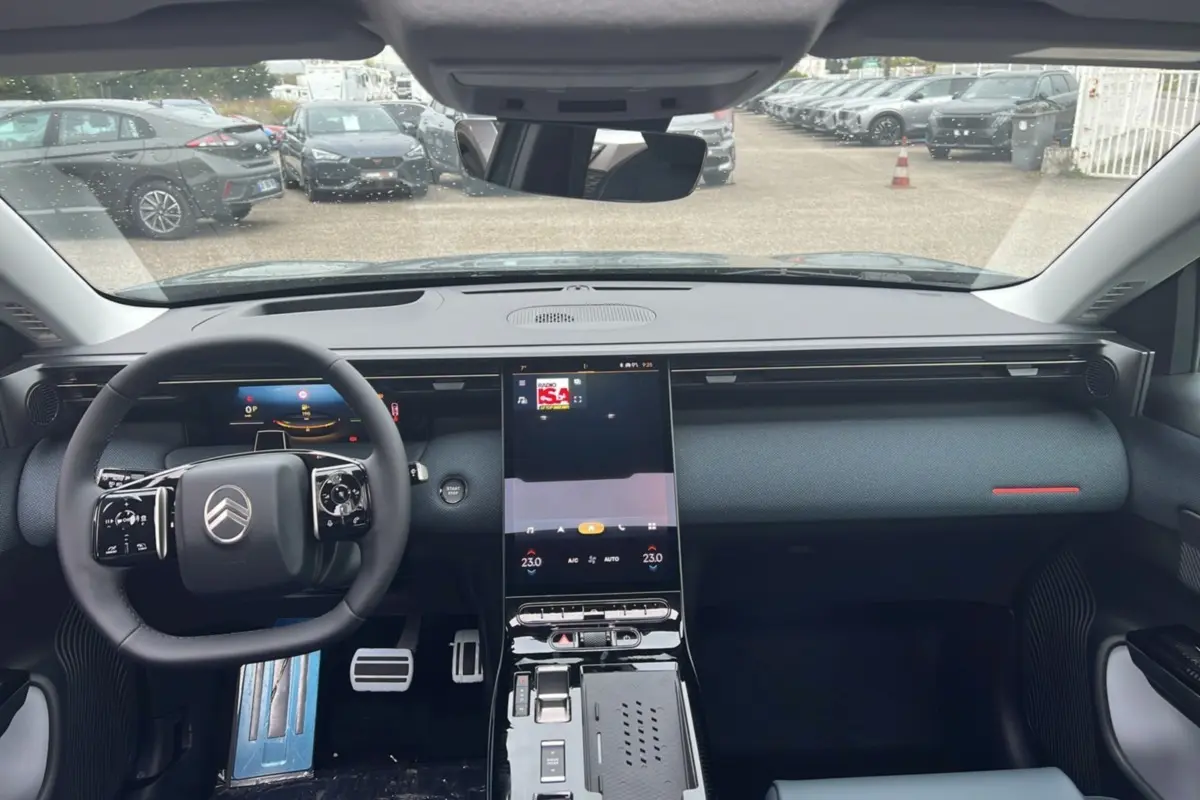 Vue intérieure avant du tableau de bord et volant cuir noir du Citroën C5 Aircross New Hybrid 2026 avec écran tactile vertical.