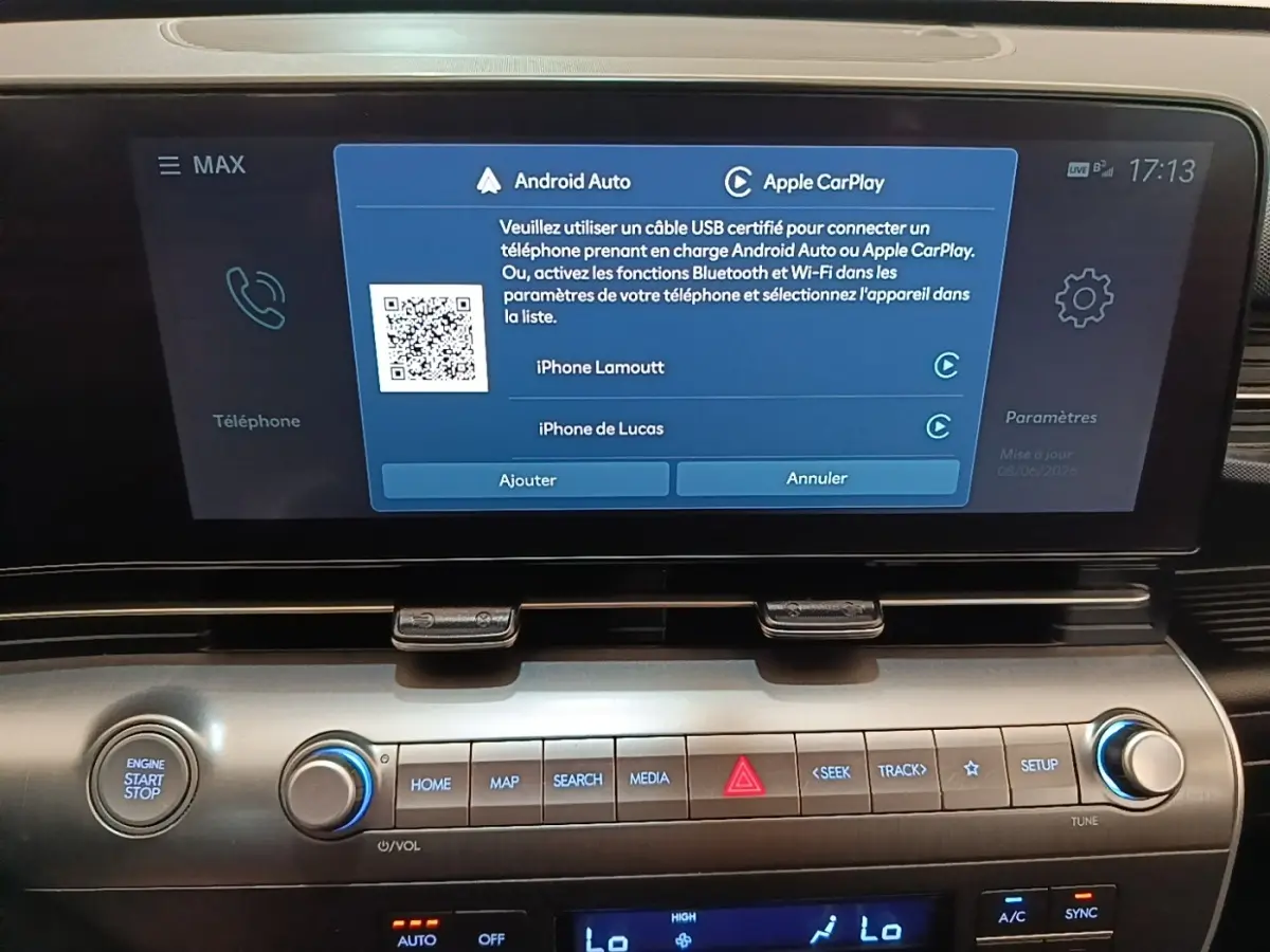 Écran tactile central du tableau de bord Hyundai Kona 2024 affichant Android Auto et Apple CarPlay.