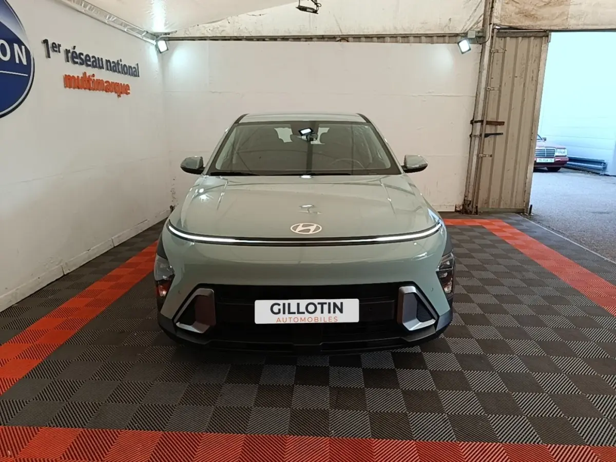 Vue de face du Hyundai Kona 1.6 Hybrid 141 Intuitive HEV vert, avec calandre noire et éclairage LED fin.