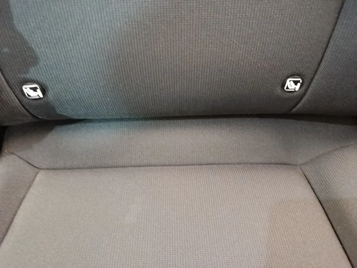 Gros plan sur la banquette arrière grise du Hyundai Kona 1.6 Hybrid 2024 avec fixations Isofix visibles.