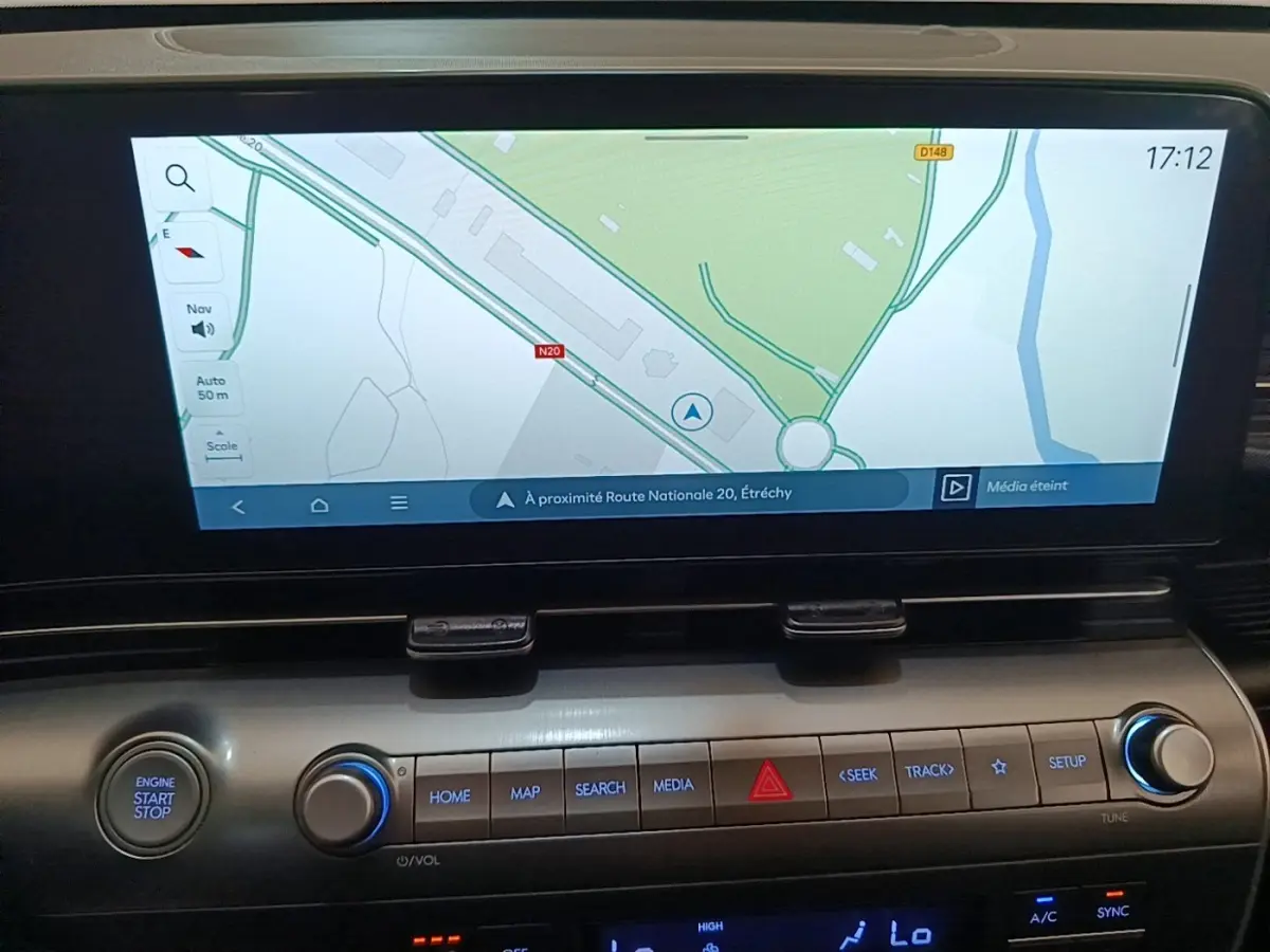 Vue rapprochée de la console centrale du Hyundai Kona 2024, écran tactile de navigation et commandes multimédia visibles.