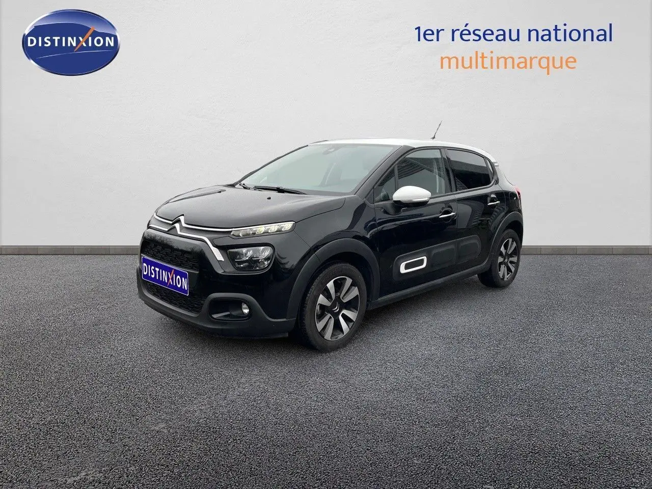 Citroën C3 noir métal vue 3/4 avant droit avec détails blancs sur les rétroviseurs et les protections latérales.