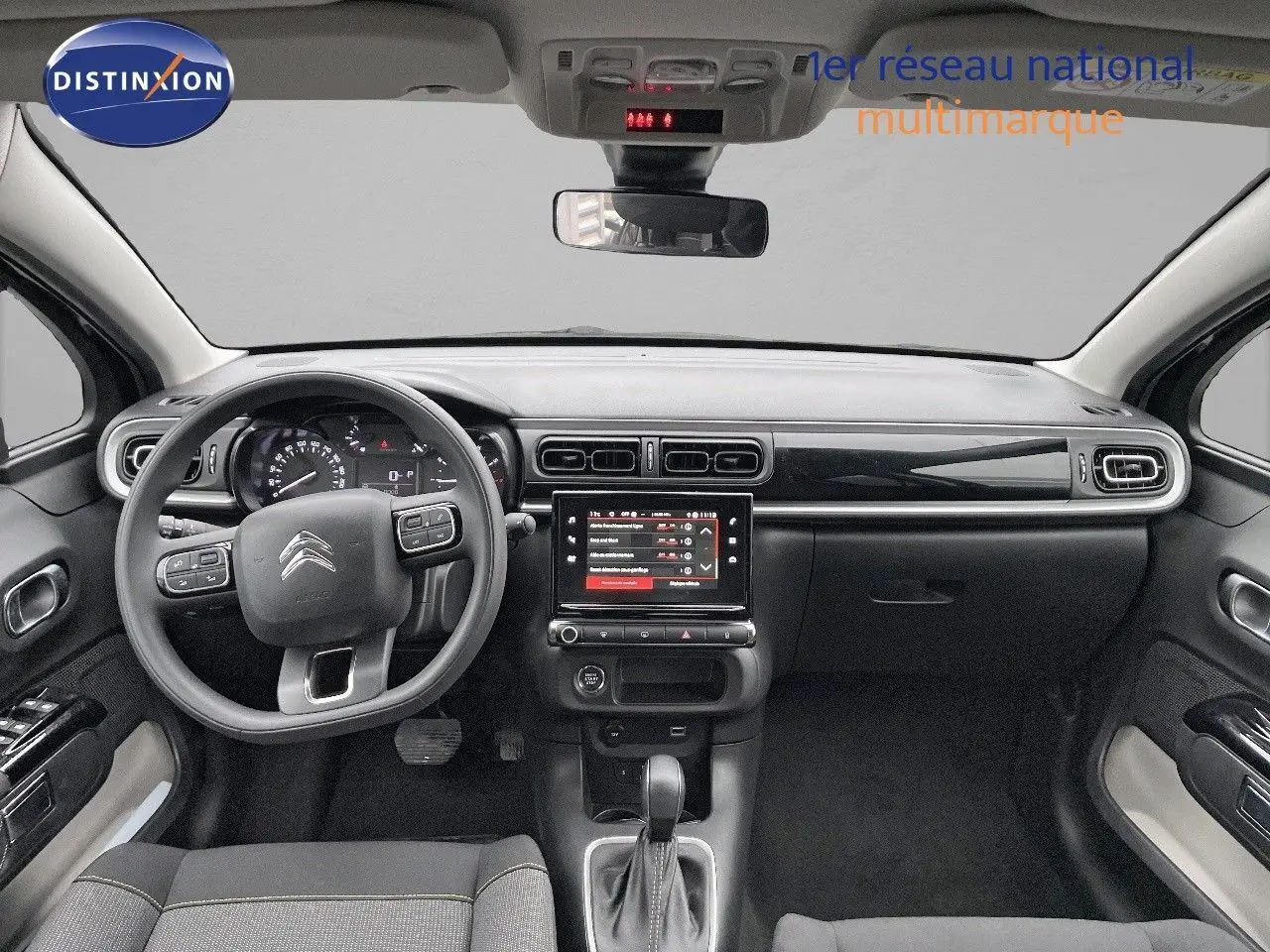 Intérieur de la Citroën C3 2023 noir métal, vue frontale du tableau de bord avec volant multifonction et écran tactile central.