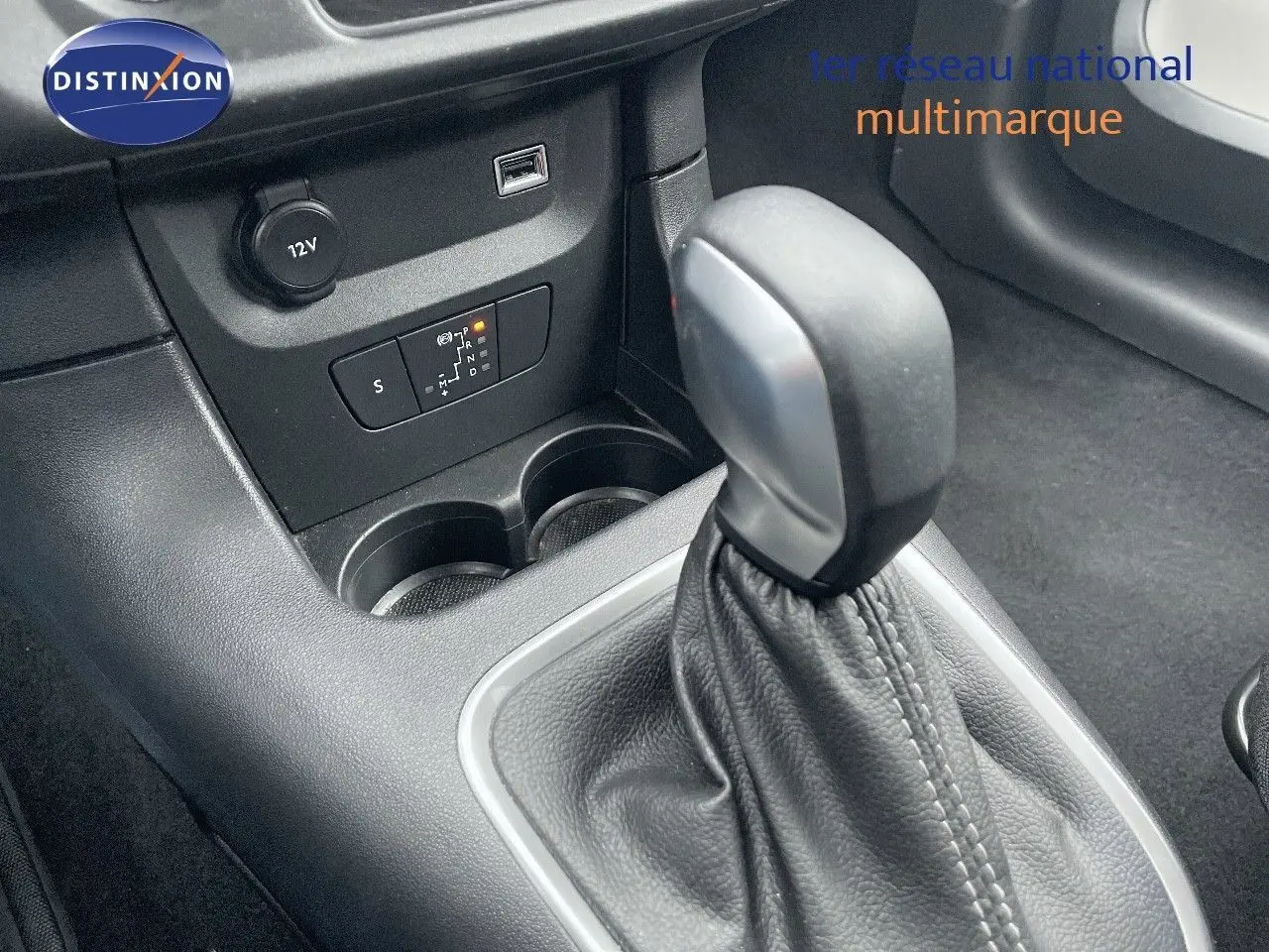Le levier de vitesses automatique de la Citroën C3 2023 en cuir noir, avec prise 12V et port USB visible.