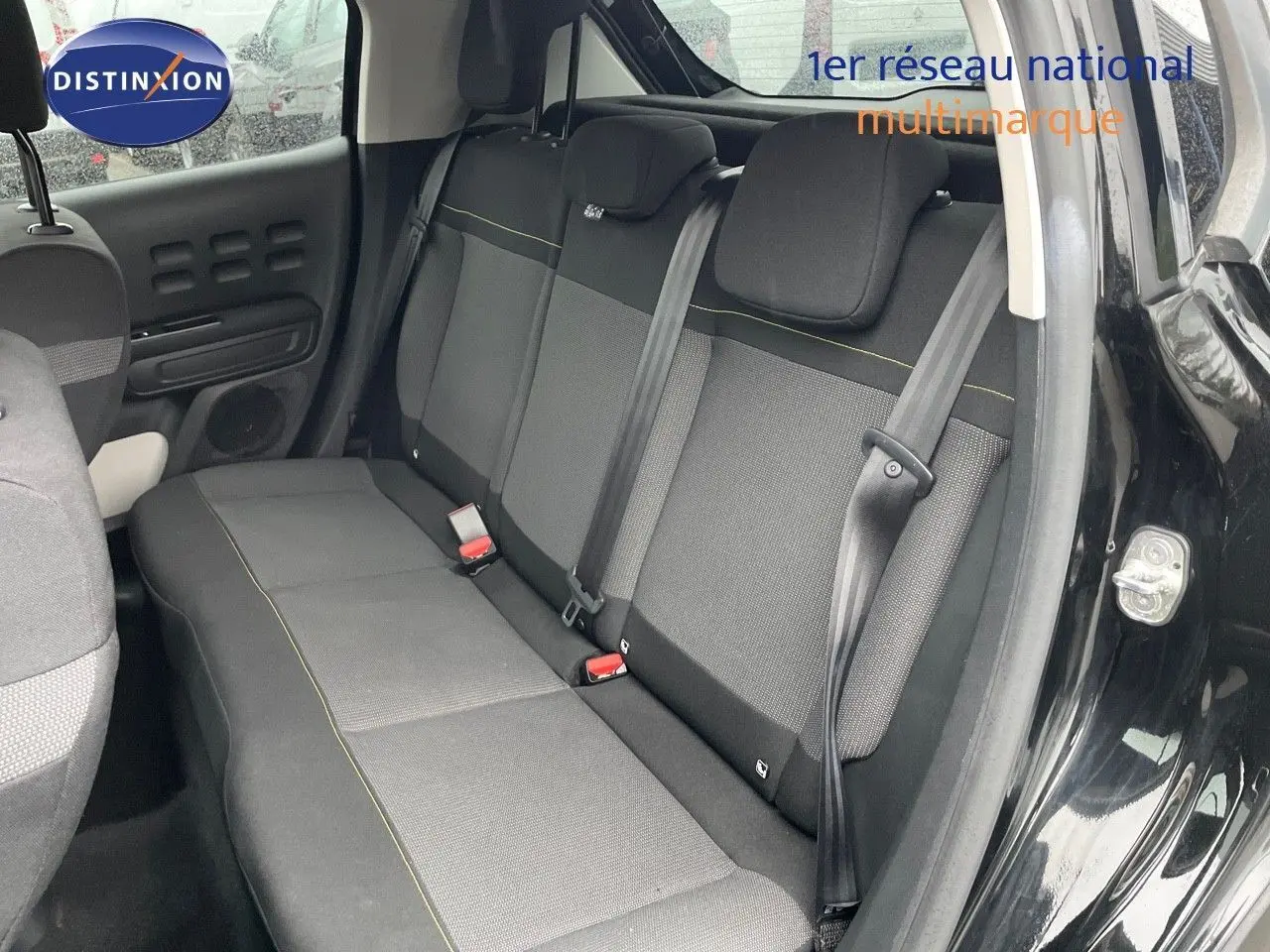 Vue intérieure côté droit des sièges arrière noirs et gris de la Citroën C3 2023 finition Shine en noir métal.