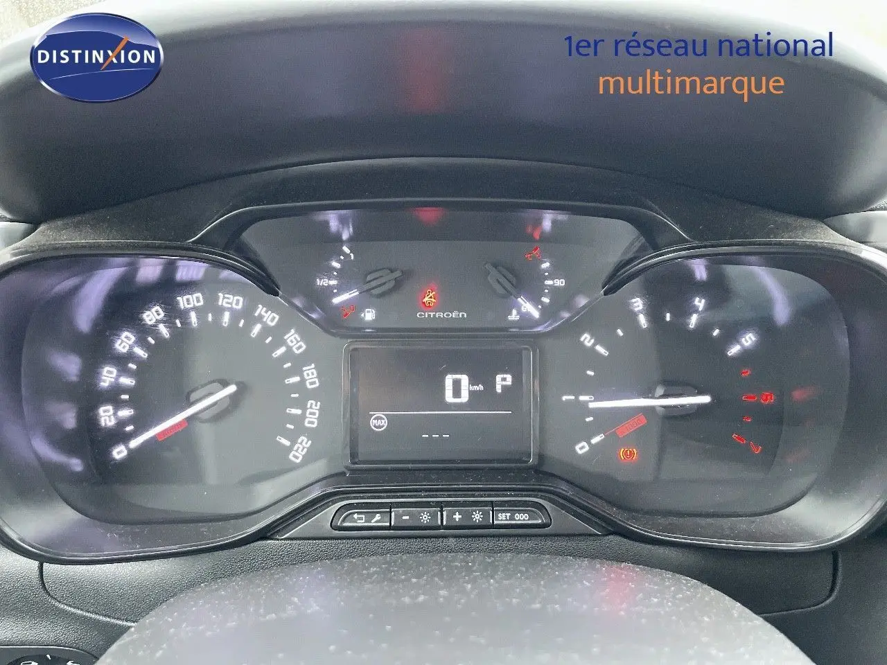 Tableau de bord de Citroën C3 2023 essence noir, affichage numérique au centre avec compte-tours et vitesse analogiques.