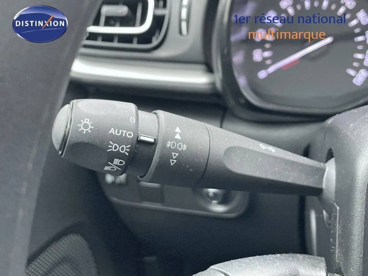 Gros plan sur la commande d'éclairage à gauche du volant d'une Citroën C3 noire métal 2023, intérieur visible.