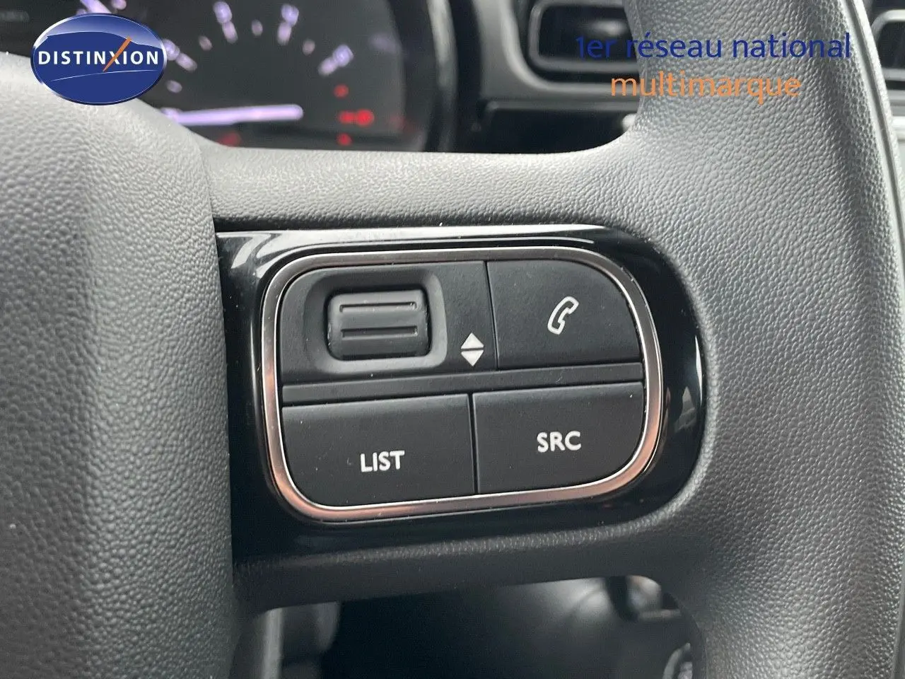 Gros plan sur les commandes au volant du côté gauche du Citroën C3 noir métal 2023, version Shine.