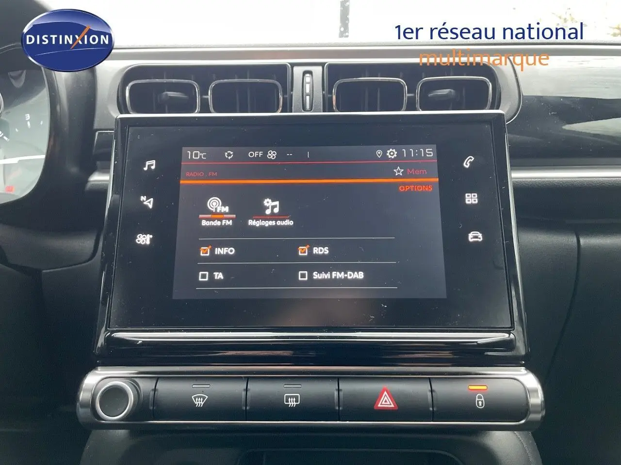 Écran tactile central de la Citroën C3 2023 noir métal, affichant les réglages audio et la radio FM.