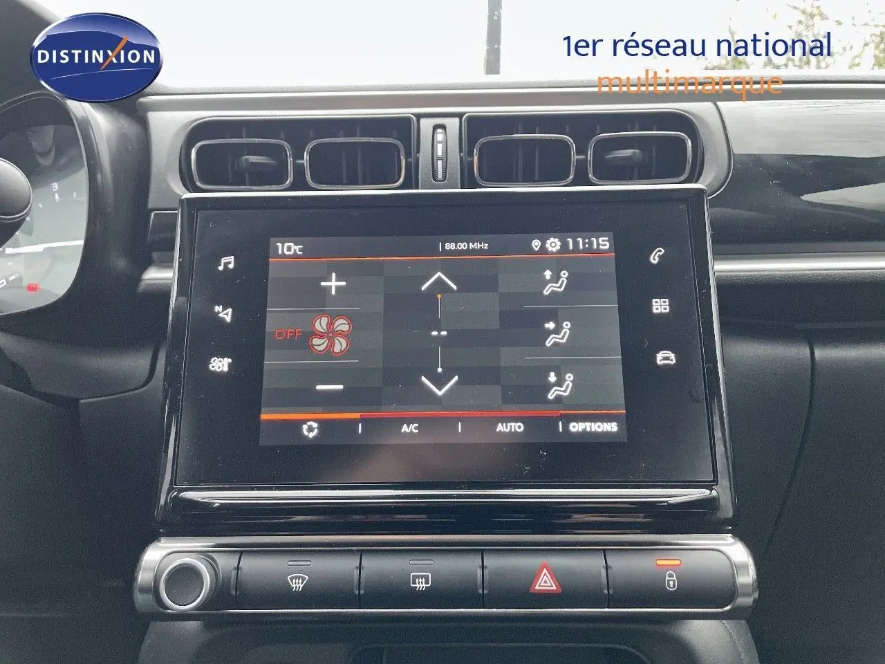 Écran tactile central du tableau de bord de la Citroën C3 noire métal 2023, avec commandes climatisation affichées.