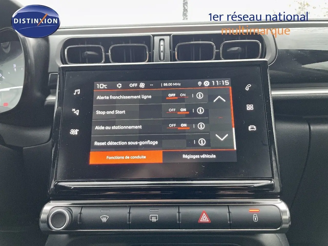 Écran tactile central de la Citroën C3 2023 noir métal, affichant les réglages d'aides à la conduite.