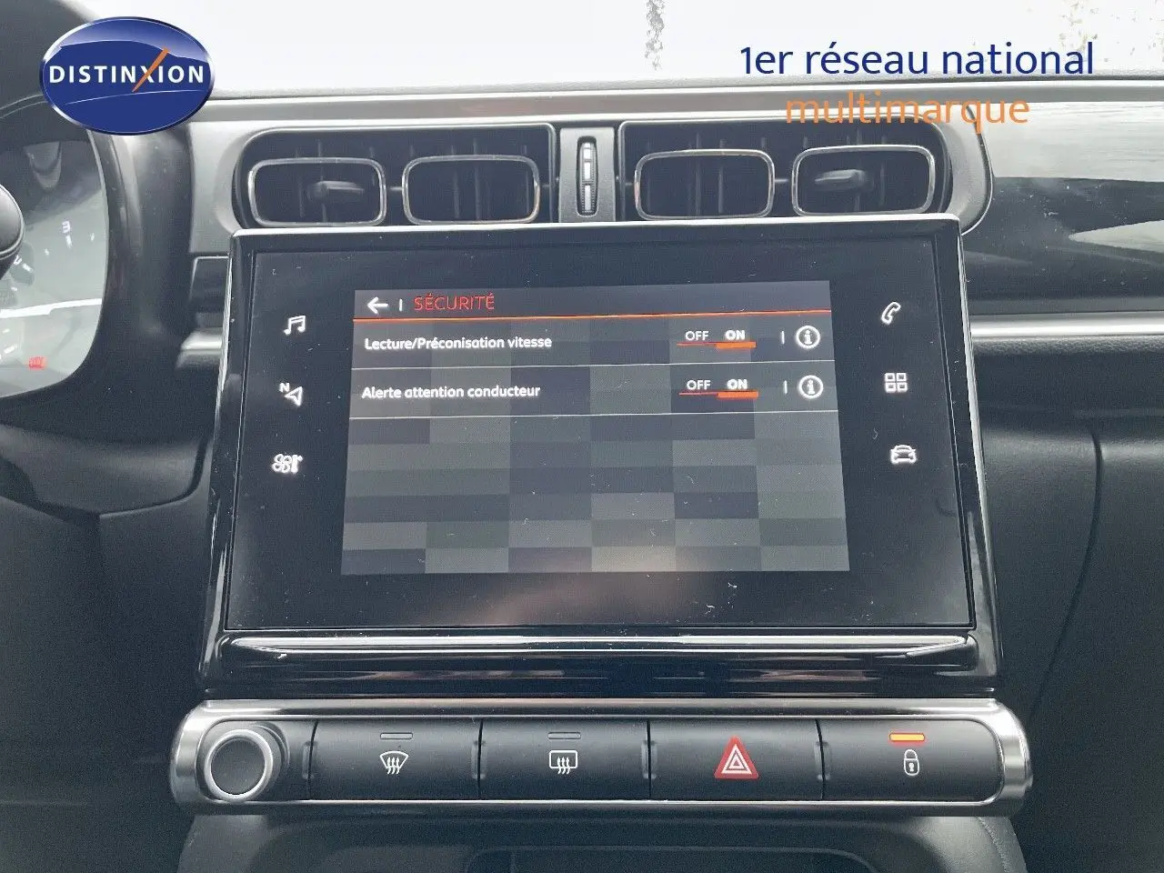 Écran tactile central affichant les réglages de sécurité dans l'habitacle d'une Citroën C3 noir métal 2023.