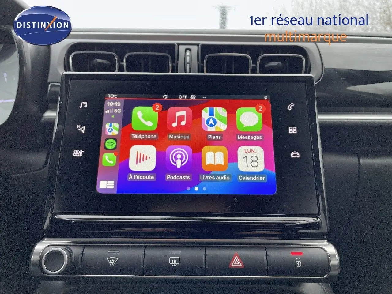 Écran tactile central allumé dans l'habitacle d'une Citroën C3 noire métal 2023, avec interface Apple CarPlay visible.