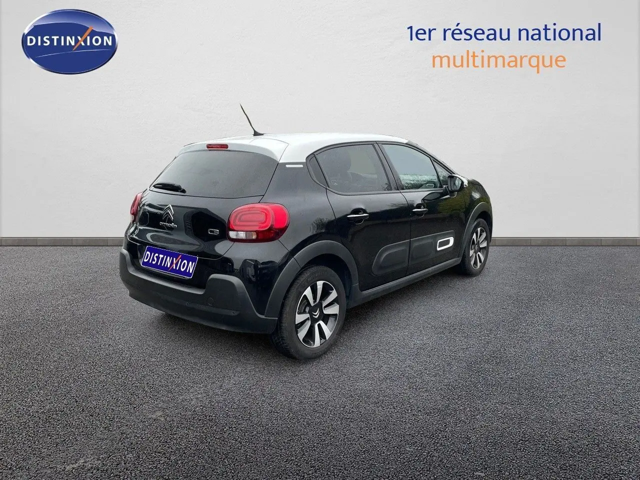 Citroën C3 noir métal vue 3/4 arrière droit, avec protections latérales et jantes bi-ton visibles.