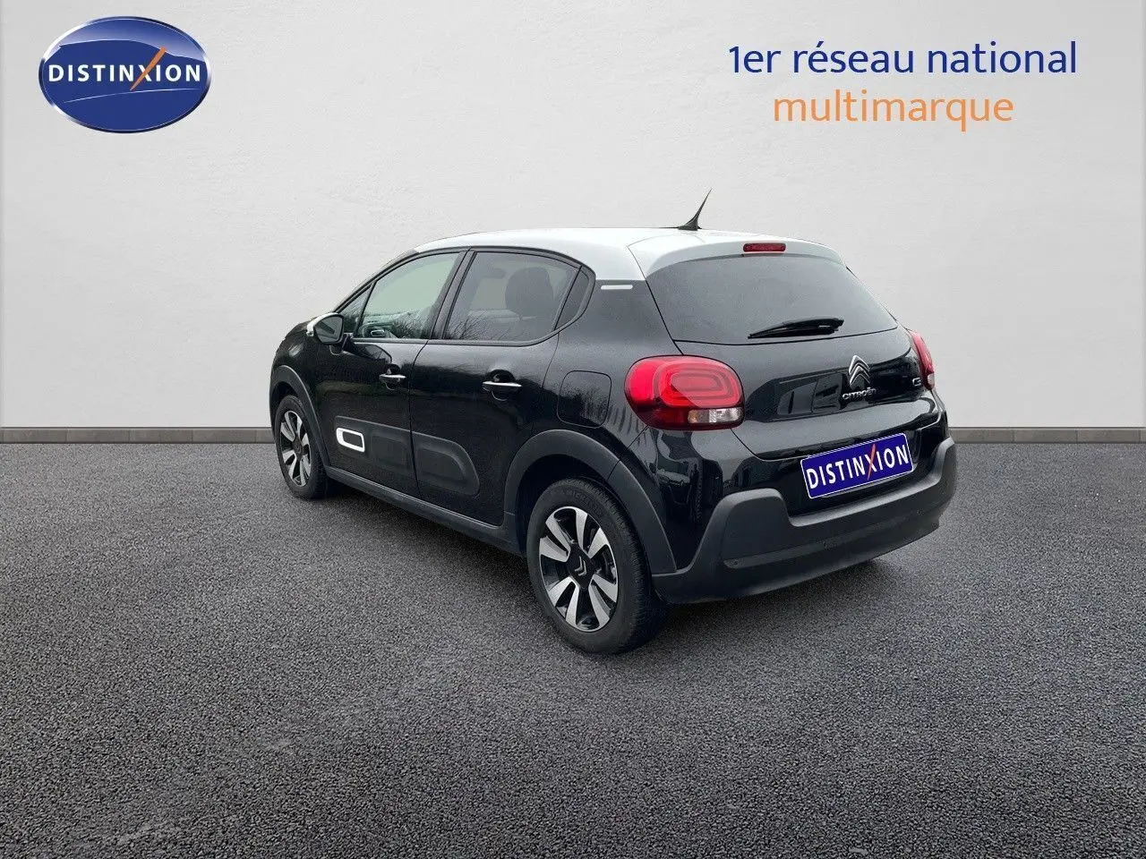 Citroën C3 noir métal vue 3/4 arrière côté gauche, avec feux arrière arrondis et jantes bi-ton.