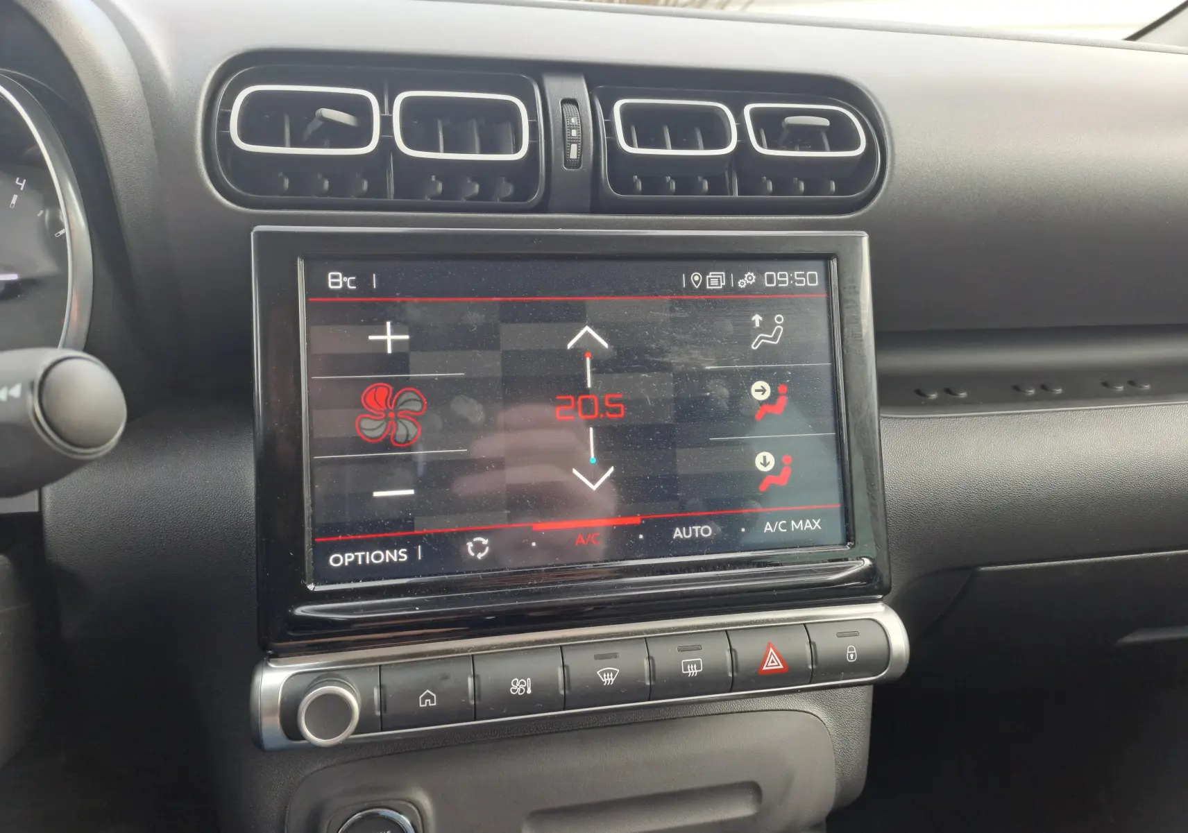 Tableau de bord de Citroën C3 Aircross 2024, affichage tactile de la climatisation à 20,5°C, ambiance intérieure noire.