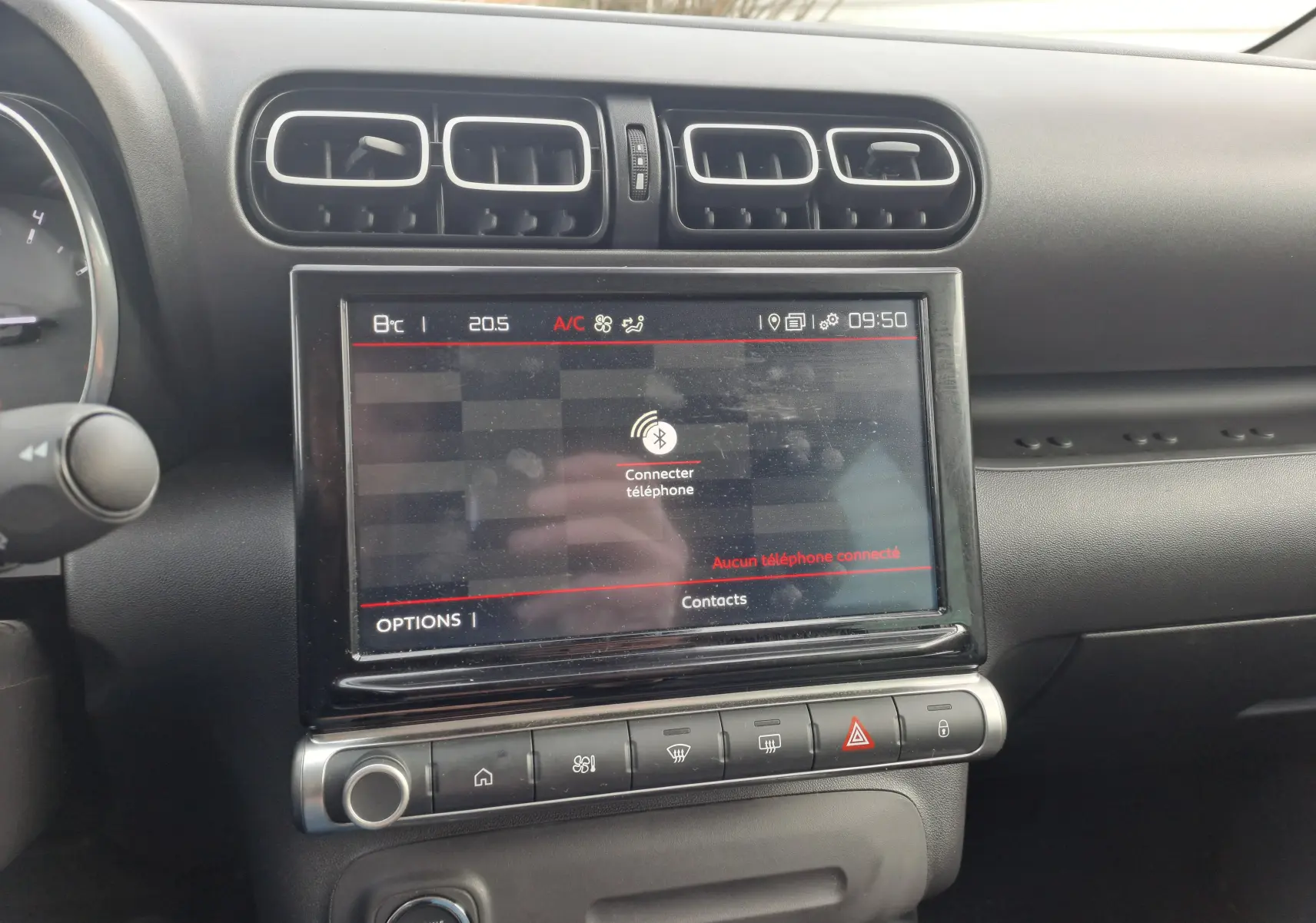 Vue rapprochée de la console centrale du Citroën C3 Aircross blanc banquise 2024 avec écran tactile et commandes climatisation.