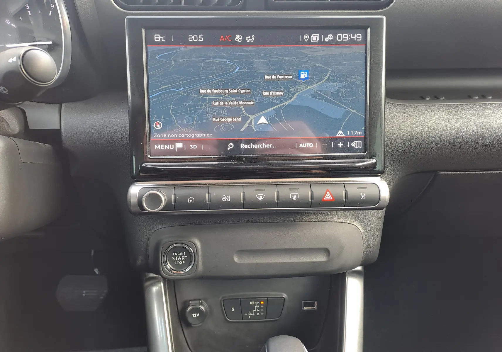 Vue rapprochée du tableau de bord et écran tactile du Citroën C3 Aircross blanc banquise 2024 avec navigation affichée.