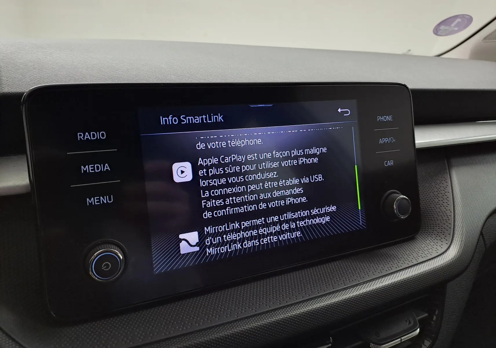 Écran tactile central de la Skoda Fabia 2023 affichant les options Apple CarPlay et MirrorLink, intérieur noir.