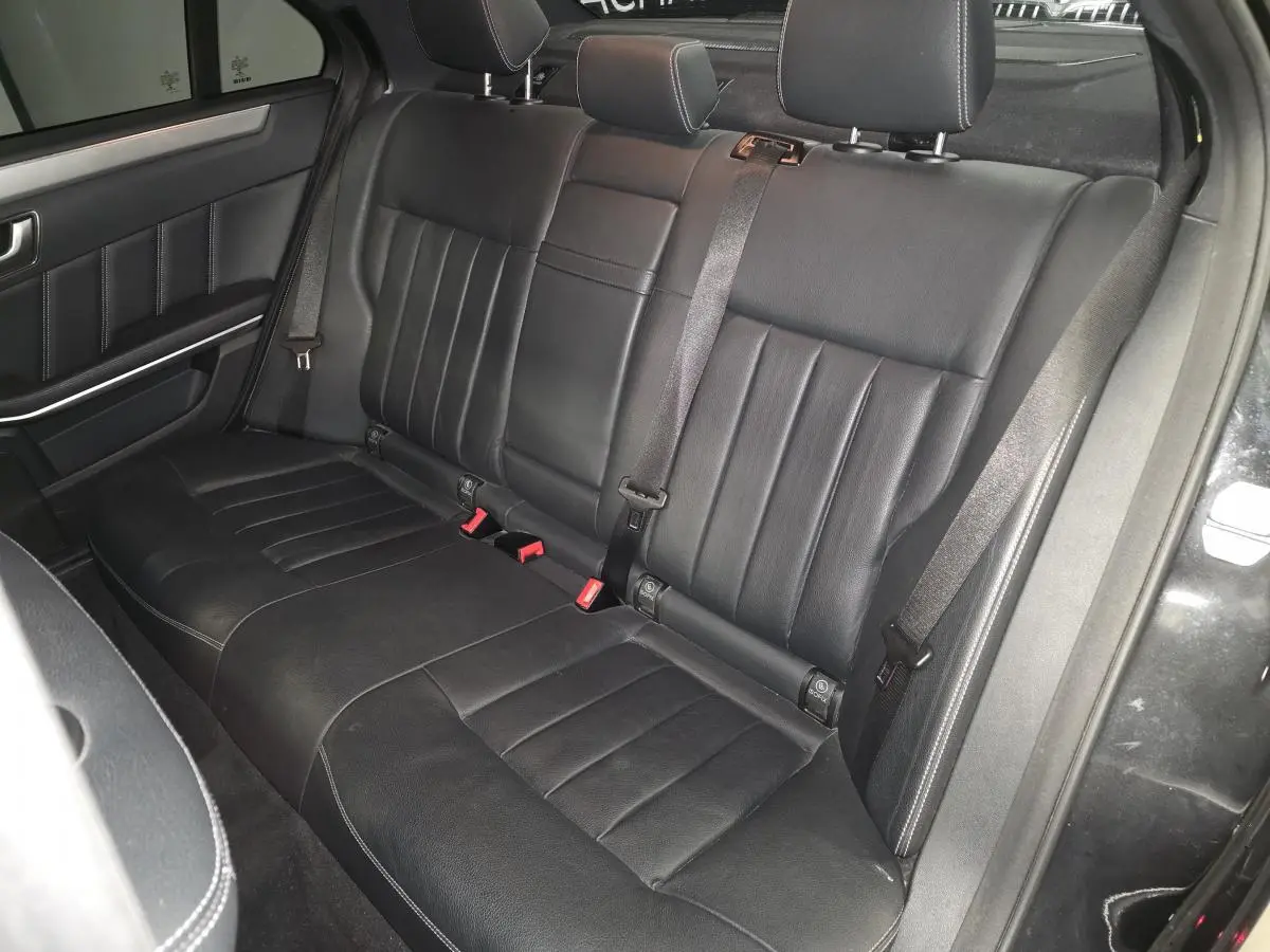 Vue intérieure de la banquette arrière en cuir noir de la Mercedes Classe E E 300 BlueTEC Hybrid 2015.
