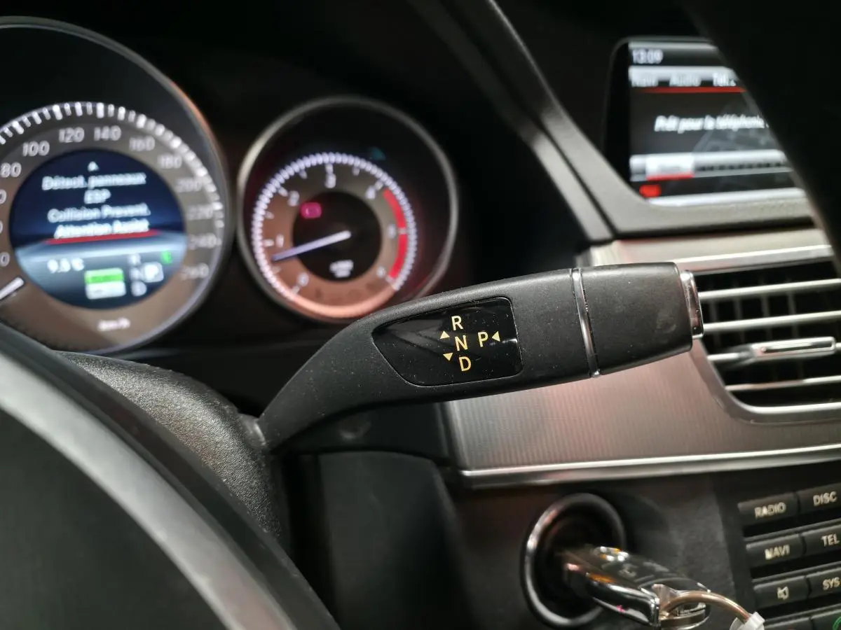 Levier de vitesses automatique noir avec affichage R N P D dans l'habitacle d'une Mercedes Classe E 300 BlueTEC Hybrid 2015