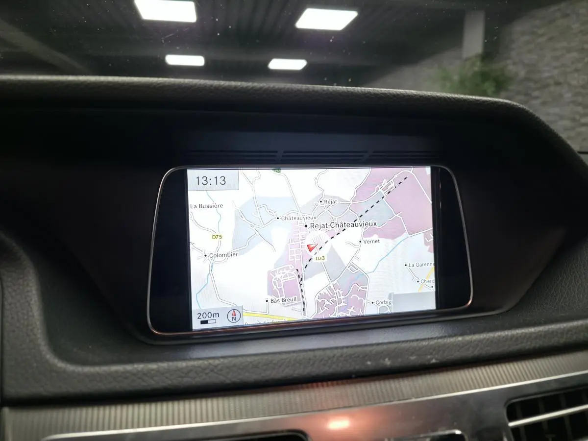 Écran de navigation Garmin MAP PILOT intégré au tableau de bord noir de la Mercedes Classe E 300 BlueTEC Hybrid 2015