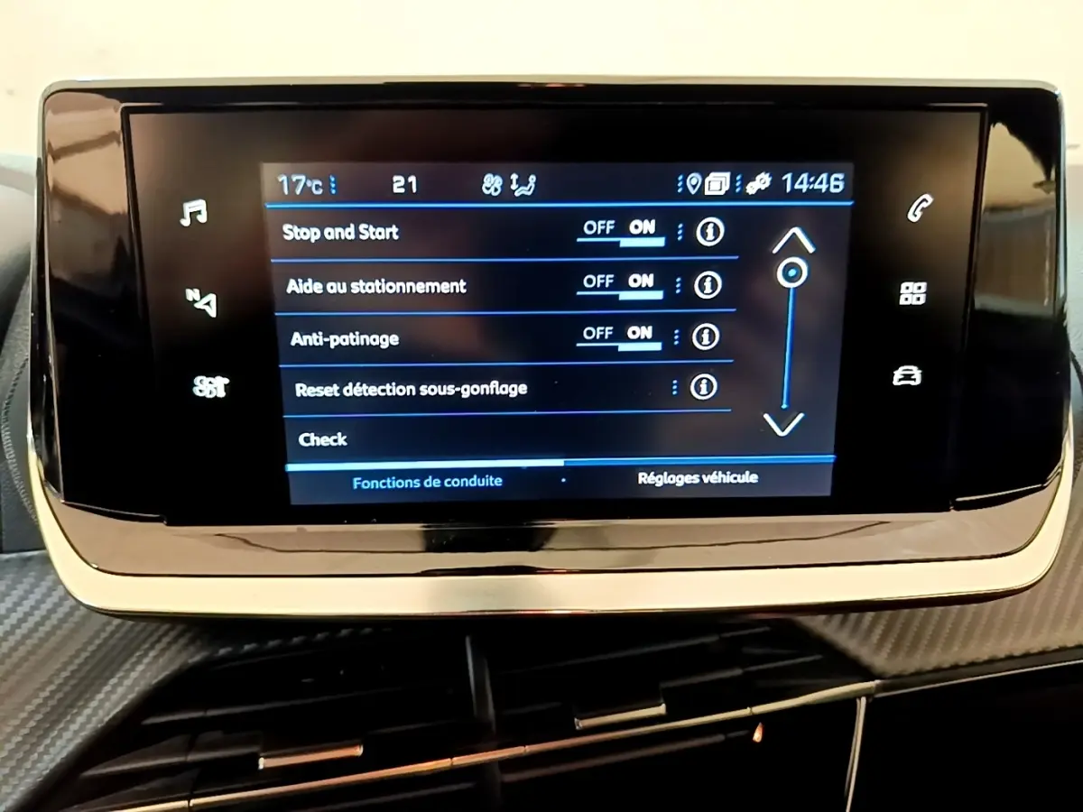 Écran tactile central du tableau de bord du Peugeot 2008 blanc, affichant les réglages d’aide à la conduite.