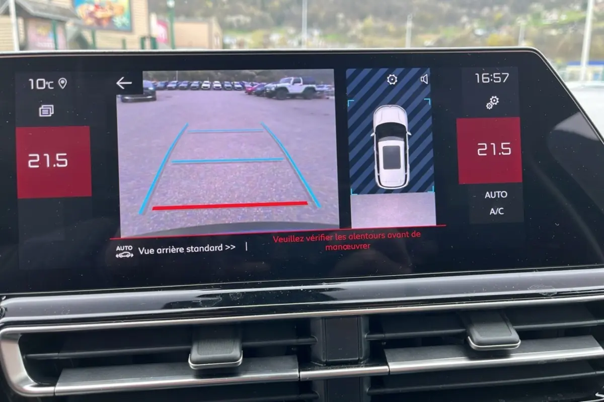 Écran tactile du tableau de bord du Citroën C5 Aircross Hybrid 145 en vue intérieure, affichant la caméra de recul.