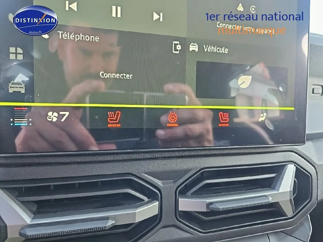Gros plan sur l'écran tactile et les aérateurs du tableau de bord du Dacia Duster 2025, intérieur noir.