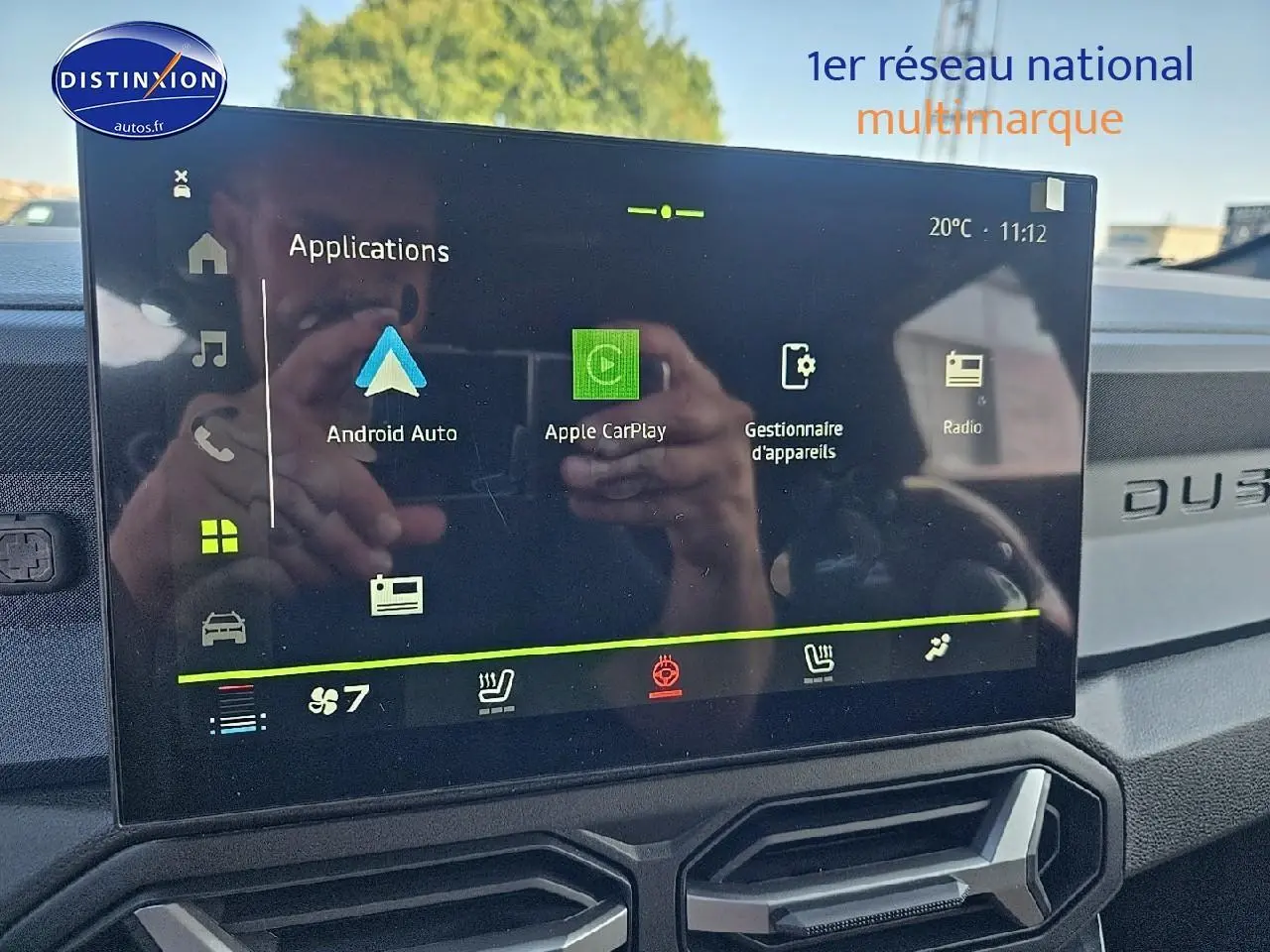 Écran tactile central du tableau de bord du Dacia Duster 2025, avec logo Duster visible à droite.